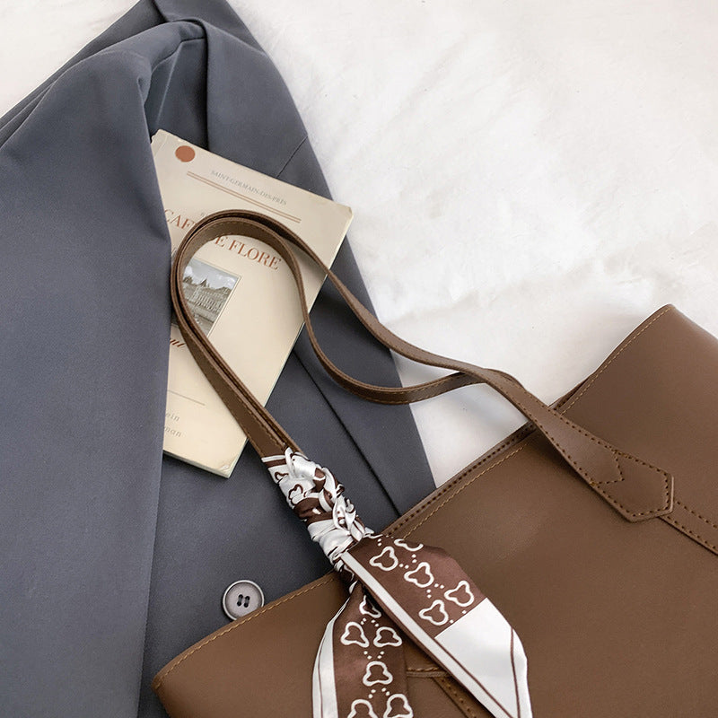 Versatile Commuter Shoulder Bag with Premium Sophisticated Tote Design